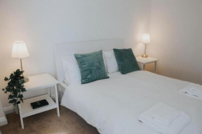 A 3 bedroom apartment with parking in central Kingsbridge